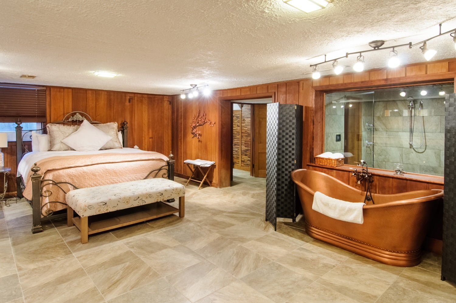 Cherry Suite at HideAway Inn